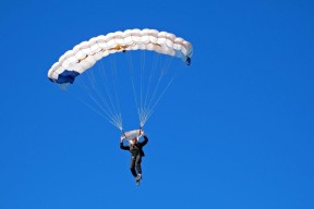 Kaiyun APP-全球极限滑翔伞冠军赛，飞越云端的速度与优雅，滑翔伞越野赛