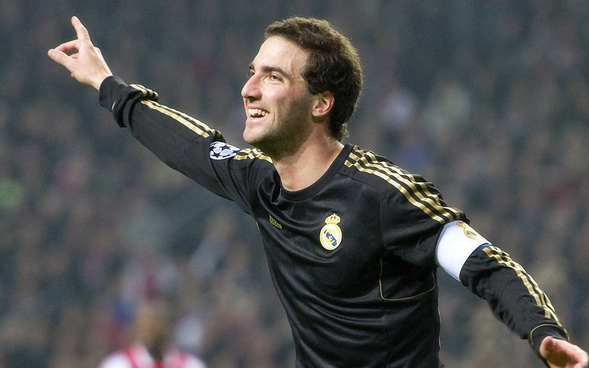 “德国足球火药味十足,争冠局势日益激烈”,德国足球强大