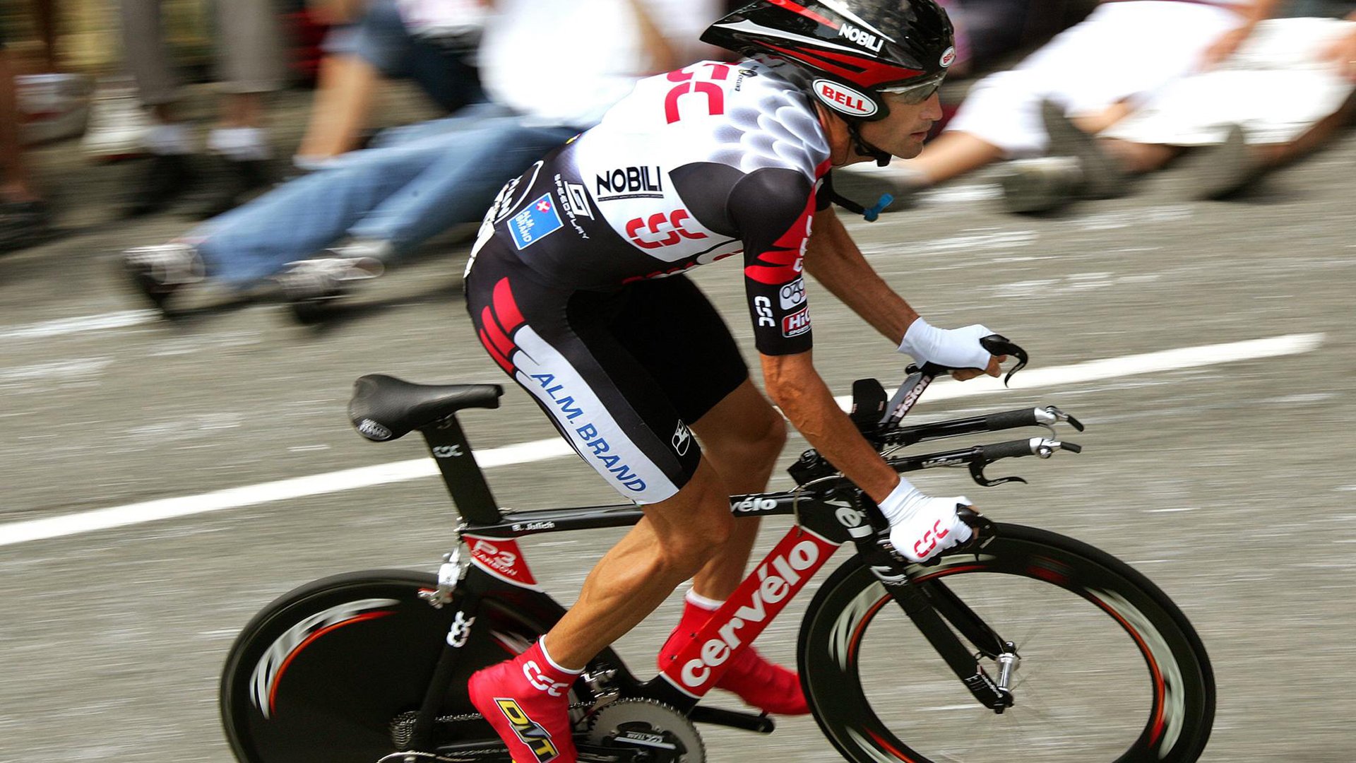 山地极速滑板赛,将速度带入自然美景,滑板山顶速降